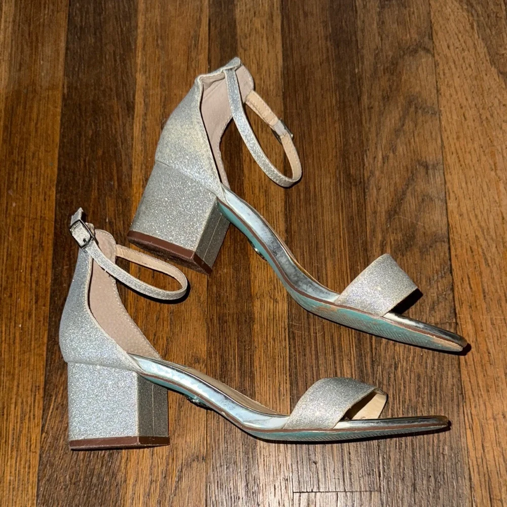 👡Betsey Johnson Miri silver glitter sandals with block heel. Size 8.